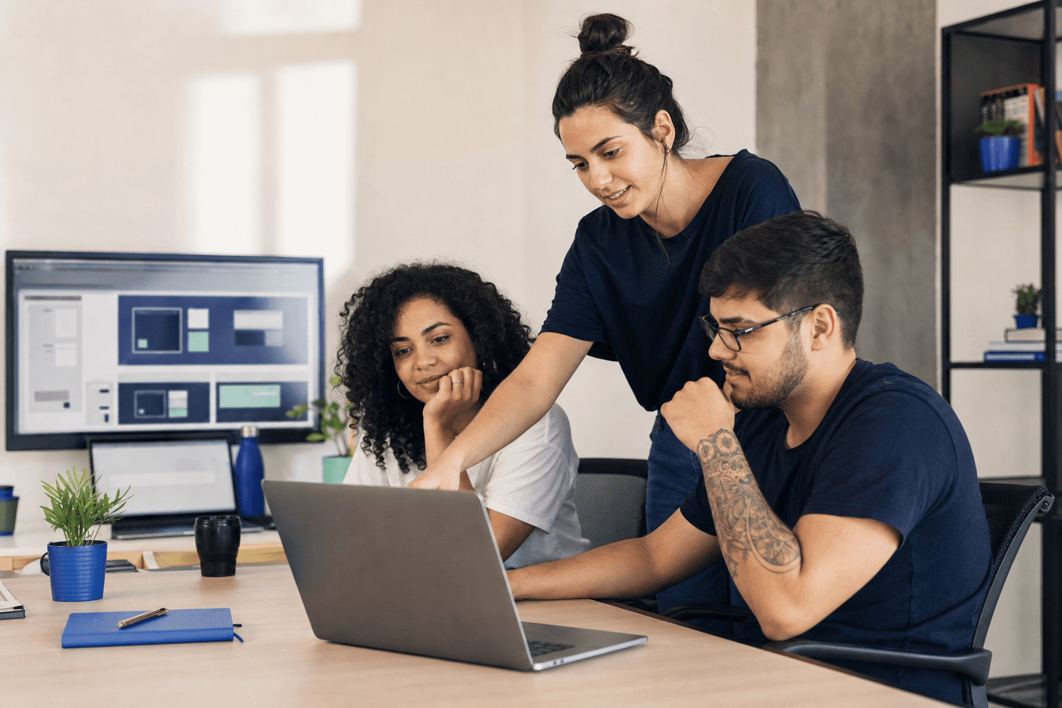 Equipe da Azevedo Web colaborando em um projeto